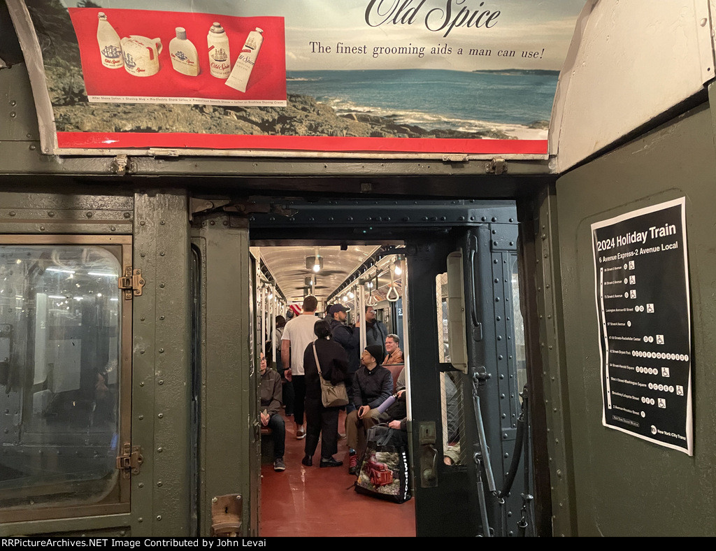 Interior of the Arnine Vestibule while the train is stopped at 2nd Ave Sta 